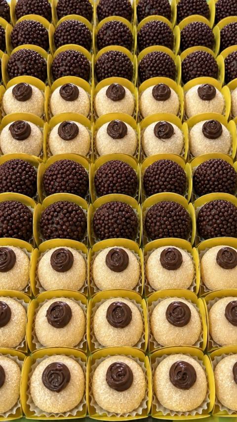 Bolo de frutas vermelhas feito pela Bolos da Eti