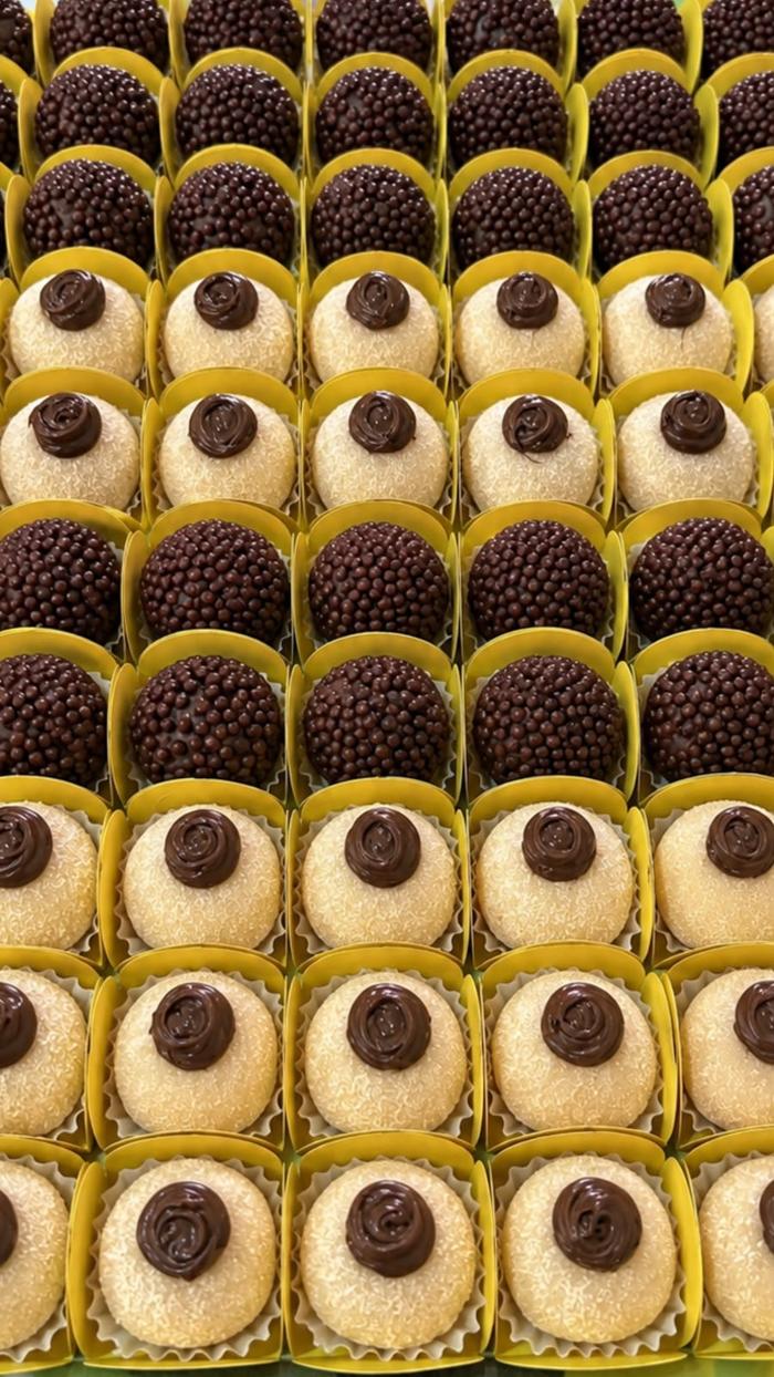 Bolo de frutas vermelhas feito pela Bolos da Eti